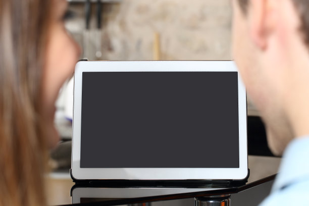 一对夫妇观看并展示一个空白的平板电脑屏幕图片下载