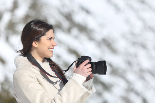 一名女游客在冬季拍摄图片下载