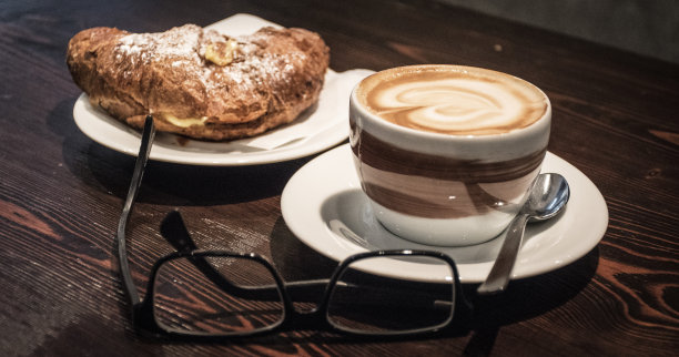威尼斯咖啡馆的咖啡和羊角面包图片下载