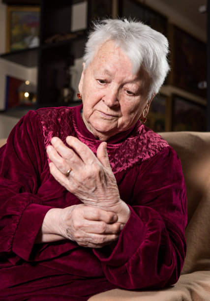 老妇人在量她的脉搏图片下载