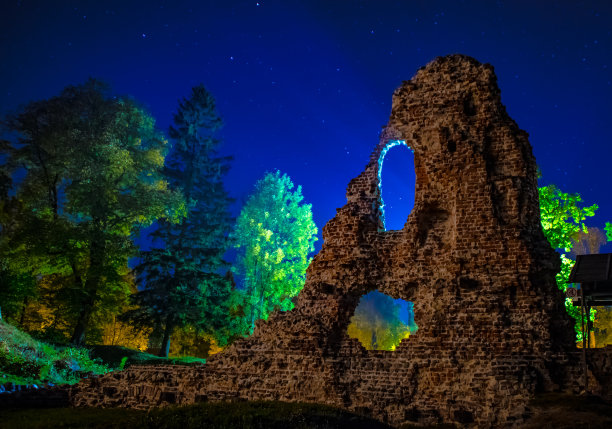 秋天夜晚城堡废墟与明星在爱沙尼亚-股票照片图片下载