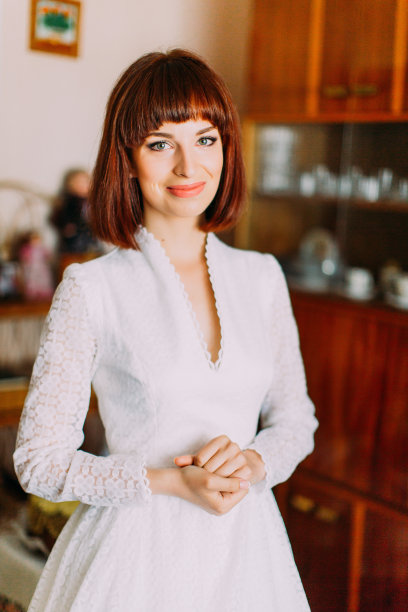 红发年轻新娘的肖像，微笑着，看着图片下载