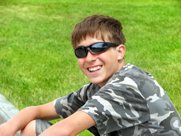 微笑的少年图片下载