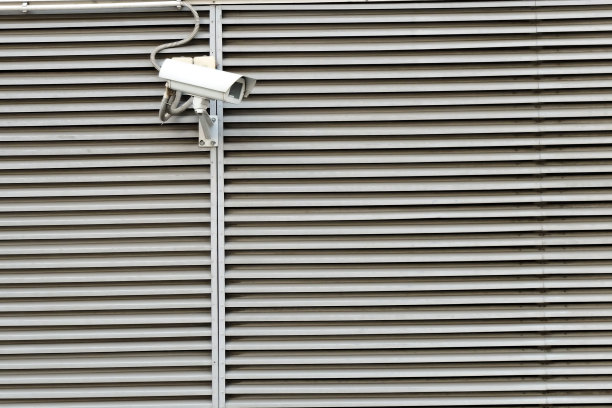 大楼条纹墙上的监控摄像头图片下载