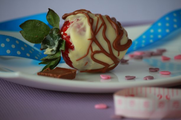 草莓白巧克力图片下载