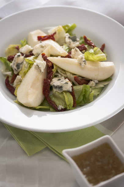 梨，斯蒂尔顿和核桃沙拉图片下载