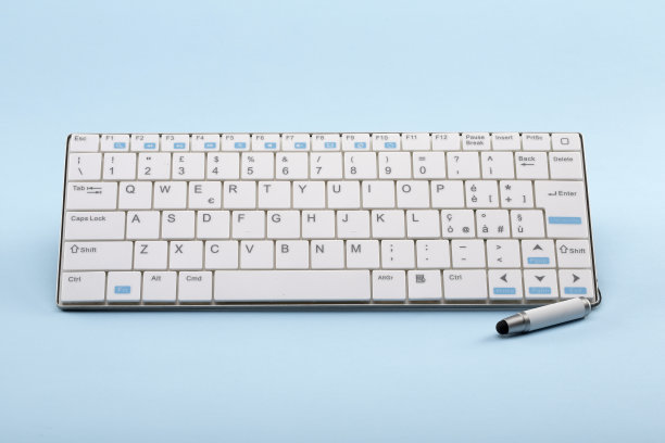 白色无线键盘和容量笔图片下载