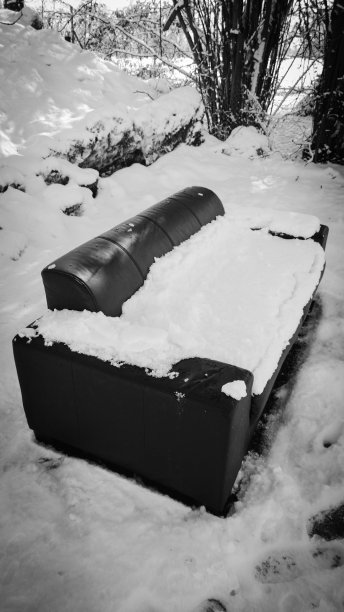 沙发上有雪图片下载