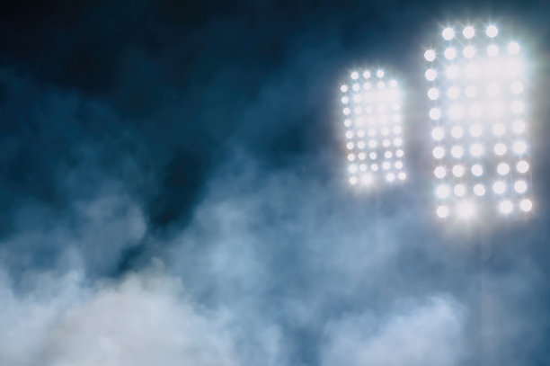 体育场灯光和烟雾图片下载