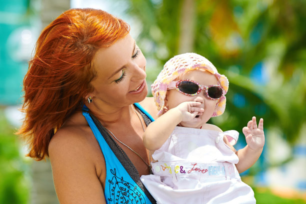 美丽妈妈和她的孩子在公园玩图片下载