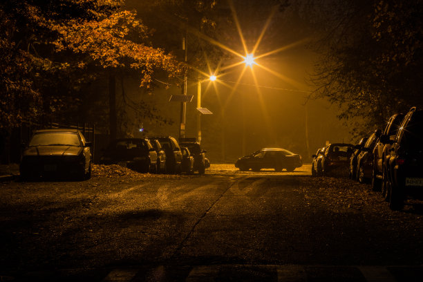 晚上停放的汽车图片下载