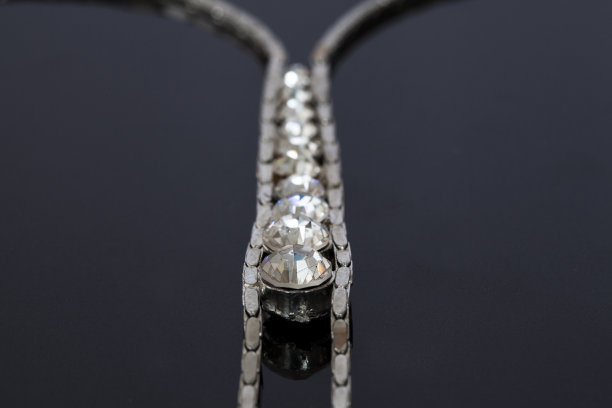 镶着宝石的银项链图片下载