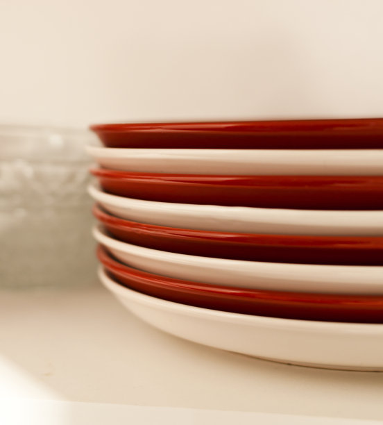 成堆的碗和盘子图片下载