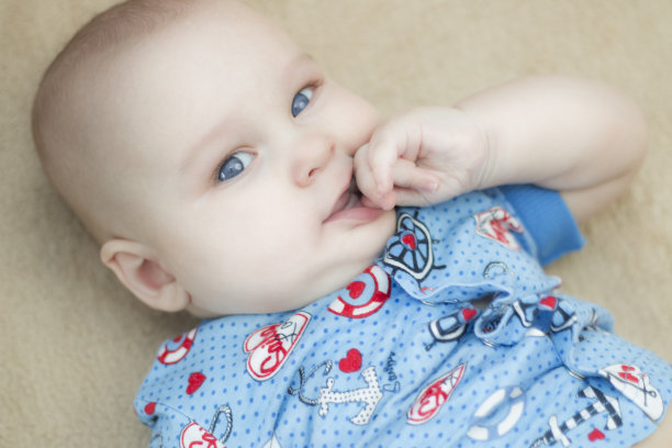 白色背景上的小婴儿图片下载