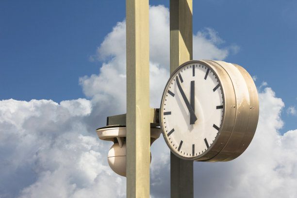 老式火车站钟，经典的信息手表素材图片