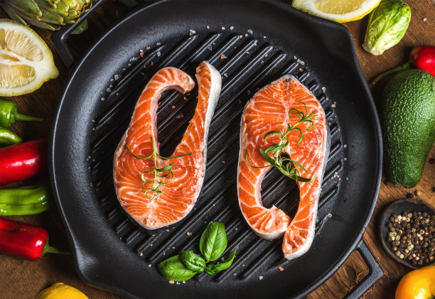 晚餐烹饪原料。两片生的生鲑鱼图片下载