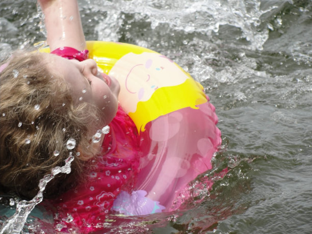 女孩在湖中戏水图片下载