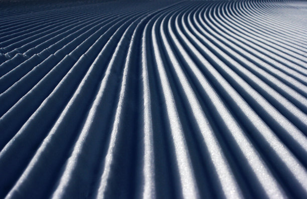 新修整的滑雪道图片下载