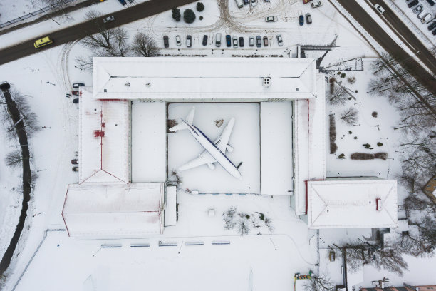 白雪覆盖的飞机从上面飞过图片下载