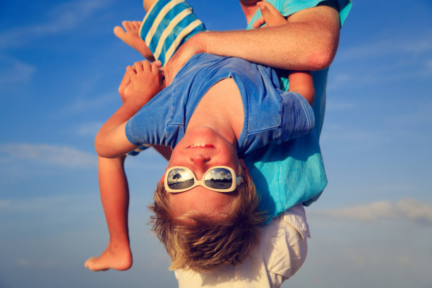 小男孩和爸爸在夏日的天空中玩耍图片下载