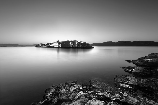 地中海的天空，日出时黑白色的海难图片下载