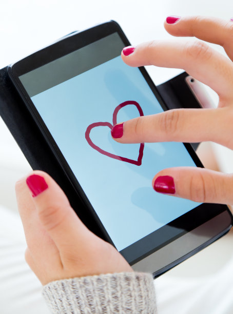 女性的手在家里使用智能手机。图片下载