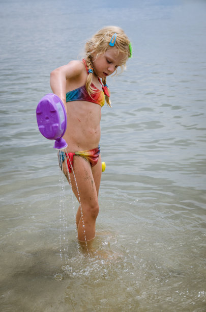 在海边度过快乐的童年图片下载