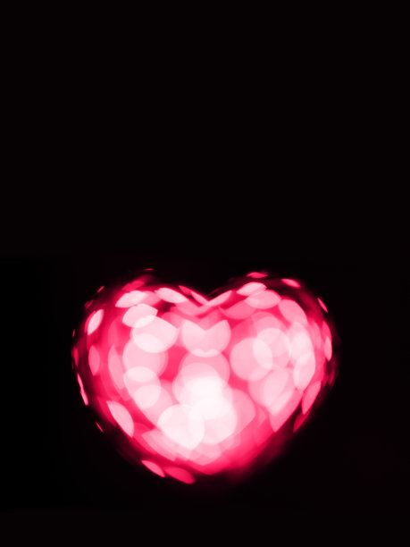 粉红色的散克心在黑色的背景图片下载