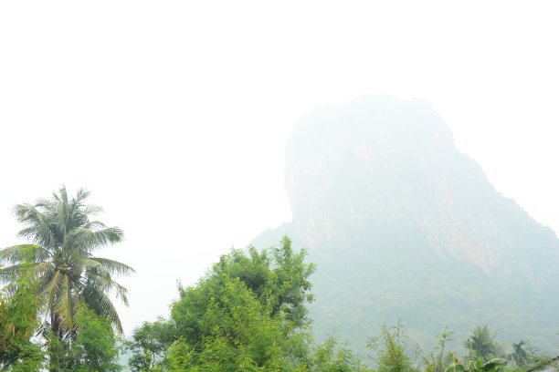 印度尼西亚森林大火的烟雾吹过大山图片下载