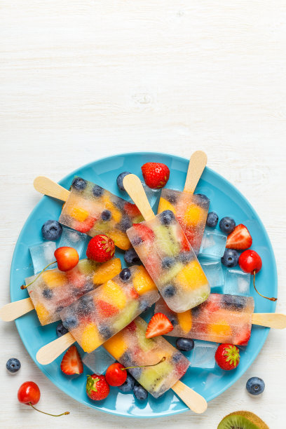 用浆果和水果自制冰棒。图片下载