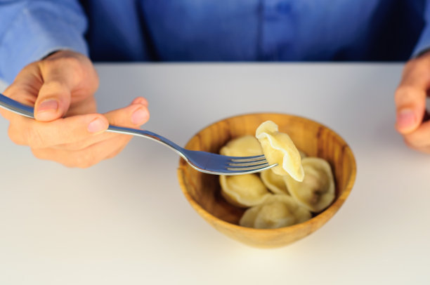年轻人吃肉吃饺子图片下载