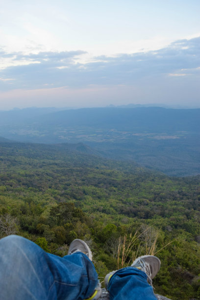 孤身一人在高角度的视野和天空中冒险图片下载