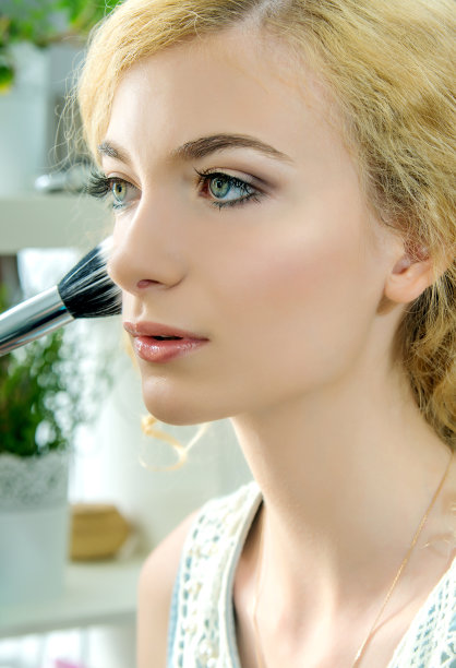 化妆师使用粉底或腮红图片下载