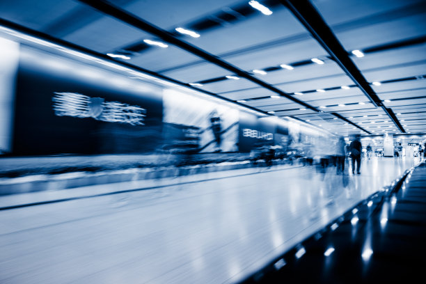 中国，在机场、商场、车站里行走的模糊的人们。图片下载