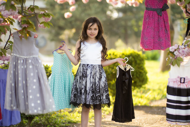 小女孩在挑选衣服图片下载