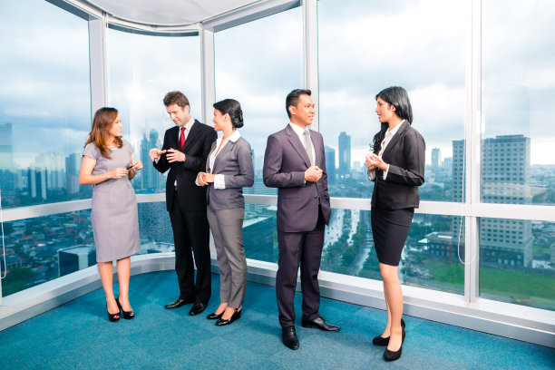 亚洲商务人士在办公室开会图片下载