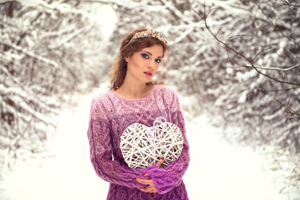 女人的肖像与心在冬天的木材图片下载