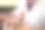 医生抱着小婴儿，双脚清晰可见。图片下载