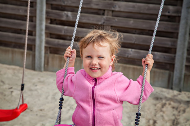 孩子在摇摆图片下载