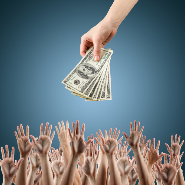 女性手里拿着钱，向她们伸出许多手图片下载
