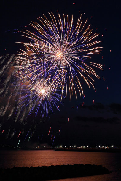 在水上放烟火图片下载