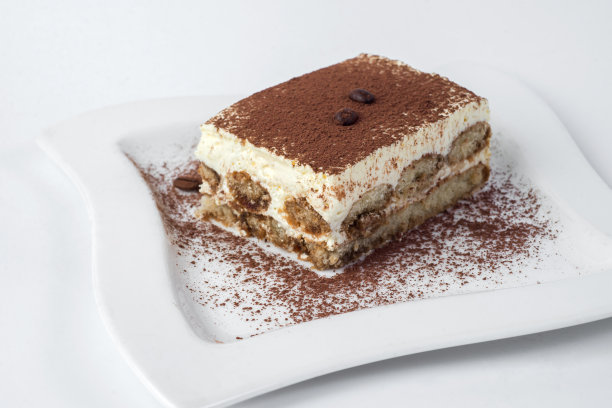 白色背景的提拉米苏蛋糕素材图片