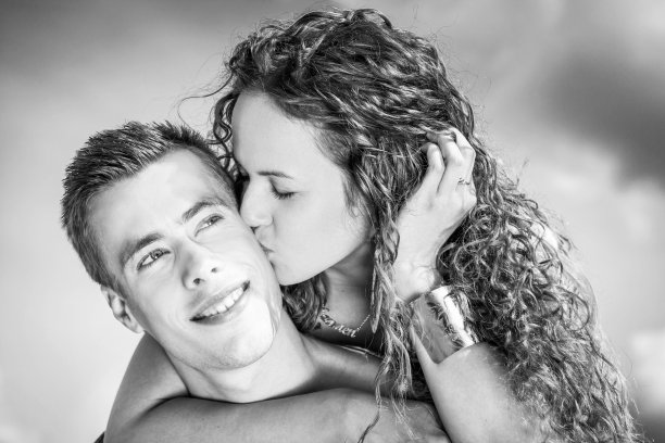 年轻夫妇背着我图片下载