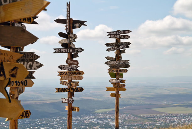指示距离不同的城市和游客在马山图片下载