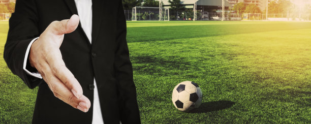 商人伸手与足球握手图片下载