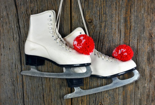 有红色绒球的溜冰鞋图片下载
