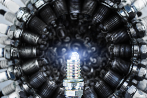 新的火花塞在旧火花塞的背景上图片下载