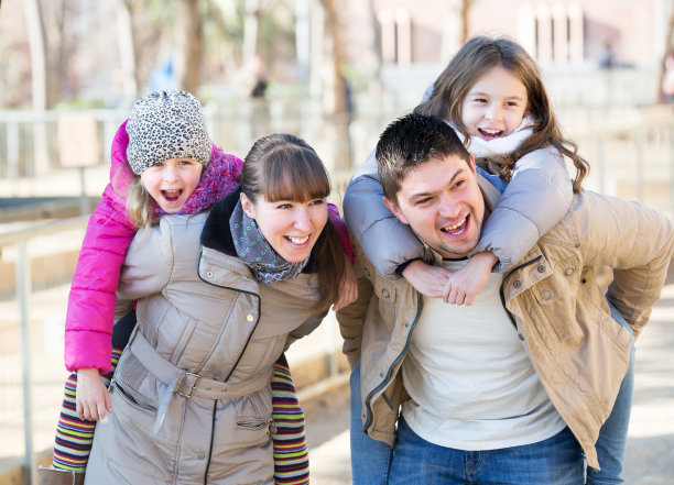 父母和小女儿玩耍图片下载