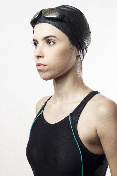 游泳的女人专注。图片下载