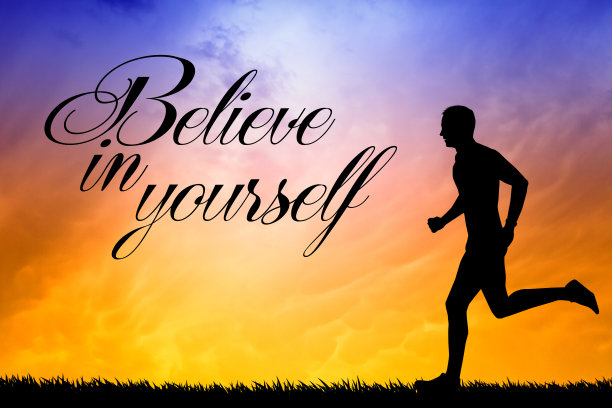 夕阳下奔跑的人图片下载